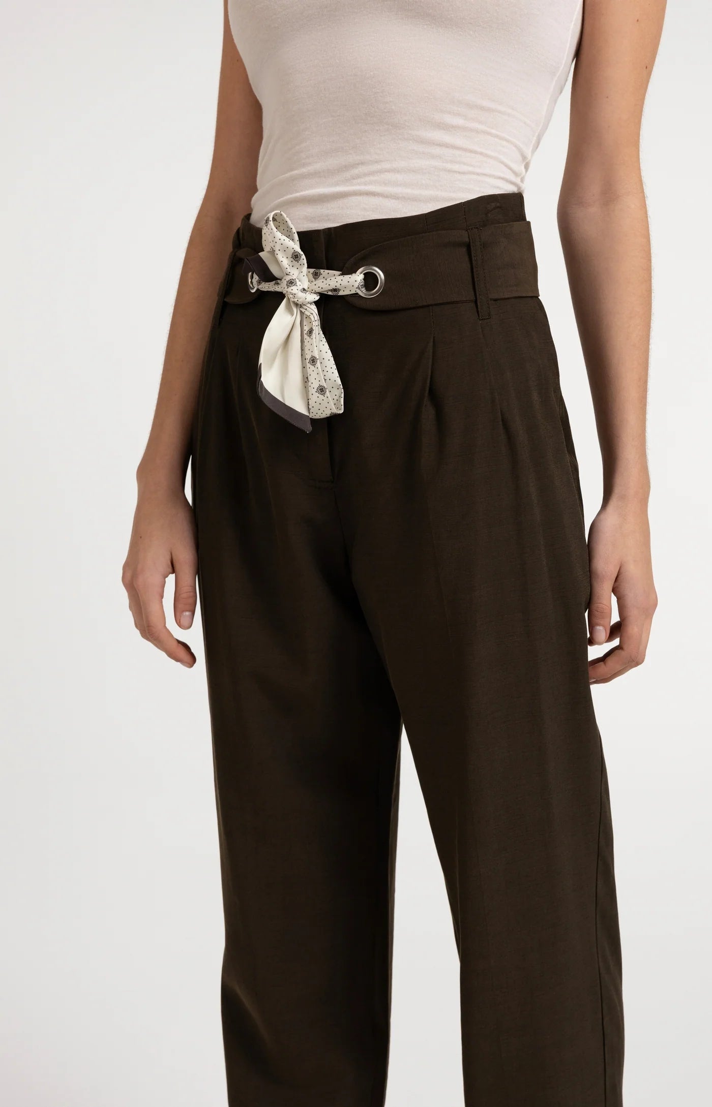 Pantalon taille haute avec foulard