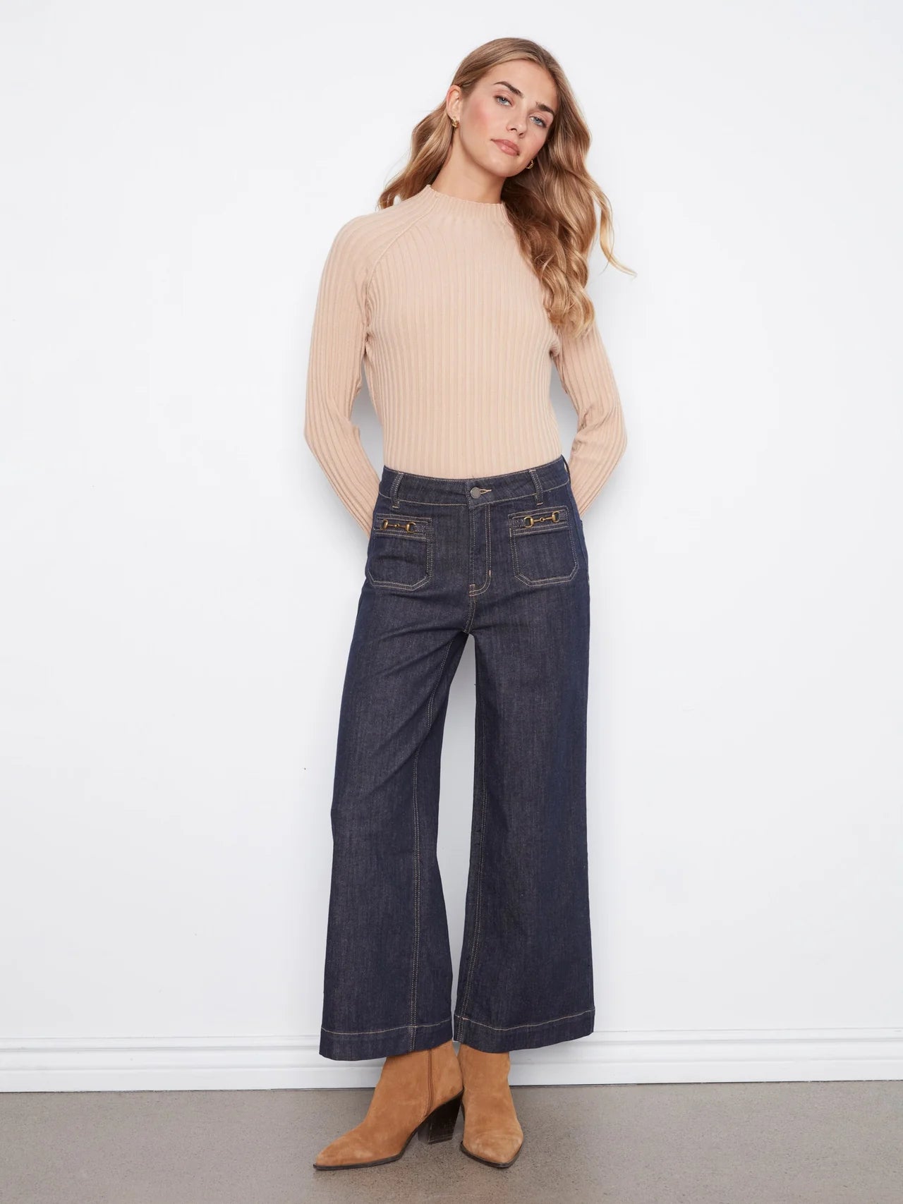 Jean à jambe large écourté avec poches plaquées et détail de mors