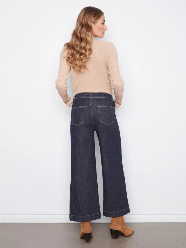 Jean à jambe large écourté avec poches plaquées et détail de mors