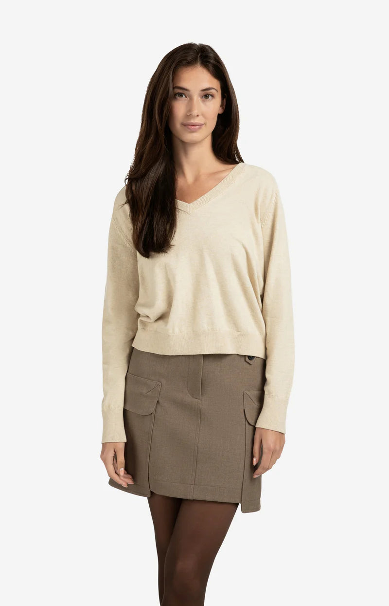 Pull avec double col V et boutons au dos en finition YAYA