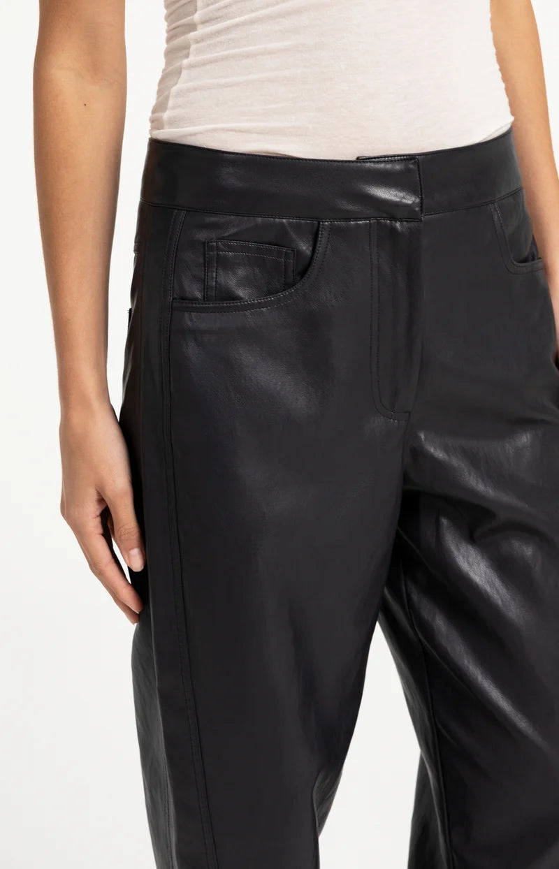 Pantalon coupe carotte en similicuir