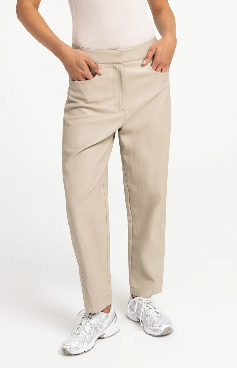 Pantalon coupe carotte en similicuir