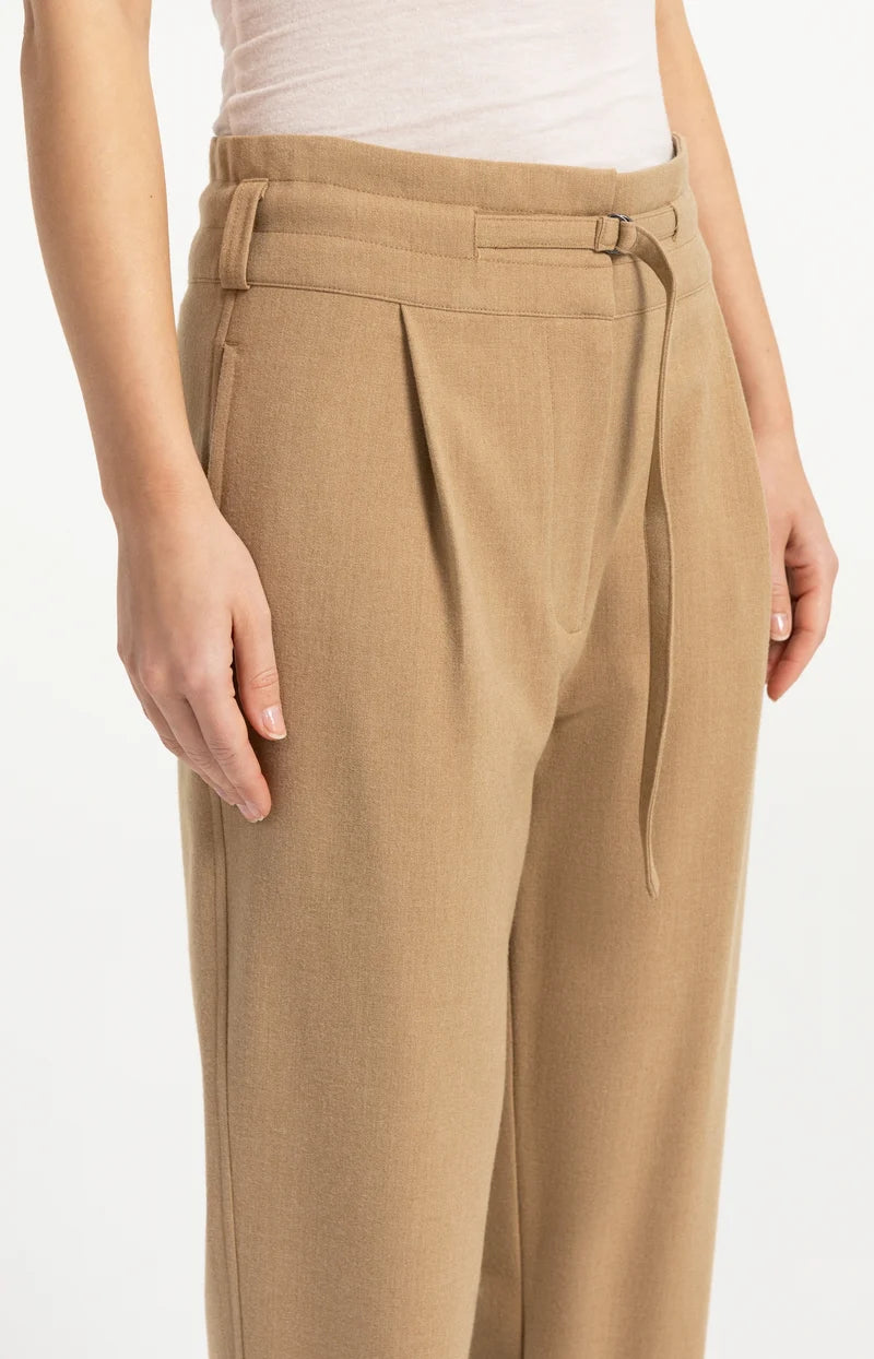 Pantalon taille haute avec ceinture décorative