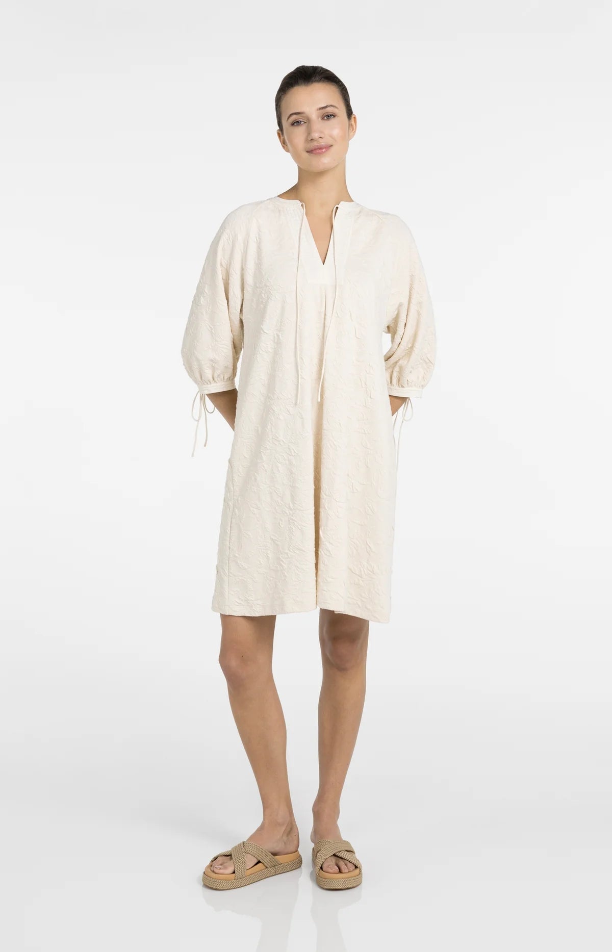 Robe en jersey avec texture et détails à cordon