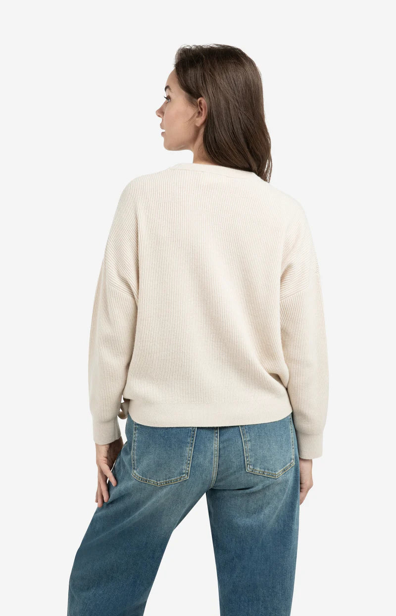 Pull en maille avec cordons aux hanches
