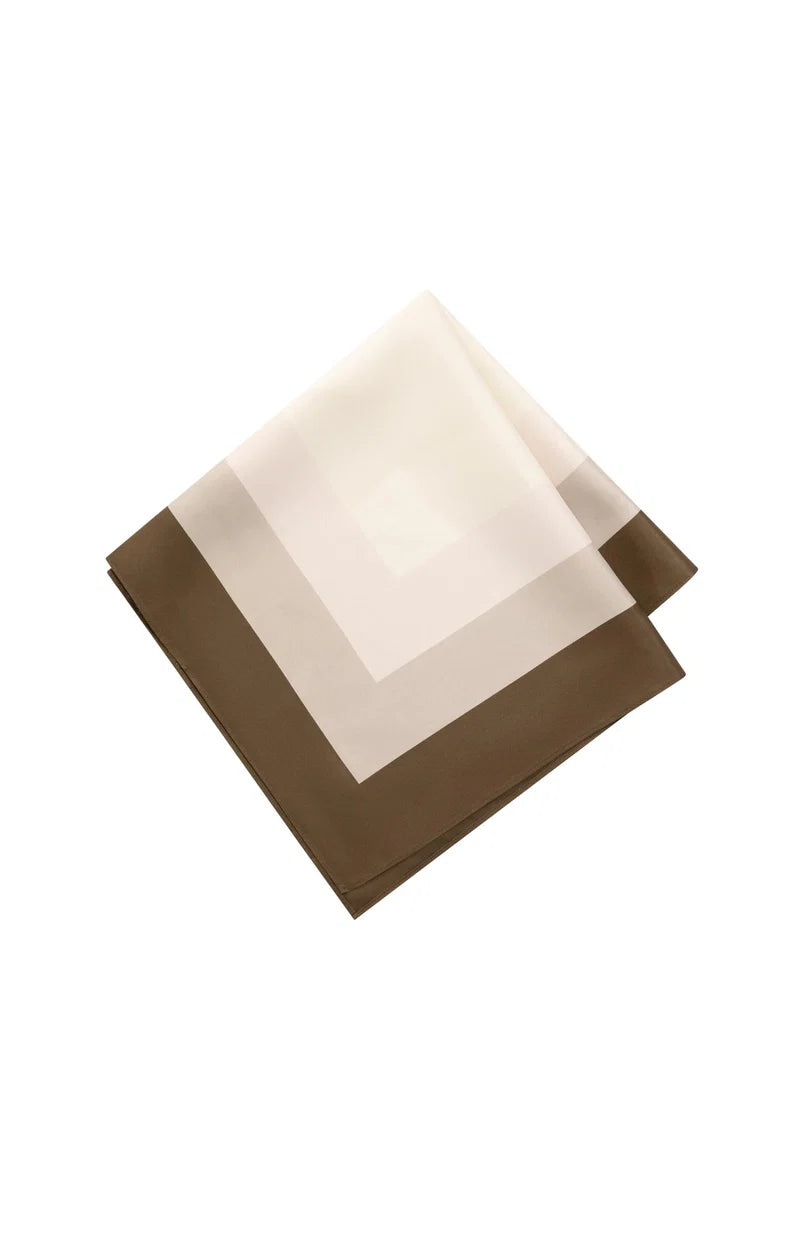 Foulard en satin avec motif imprimé sur les bords