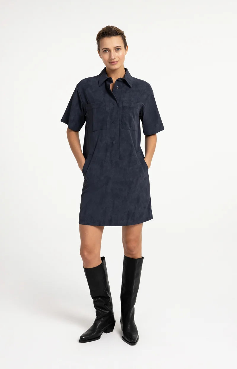 Robe en suédine à manches courtes
