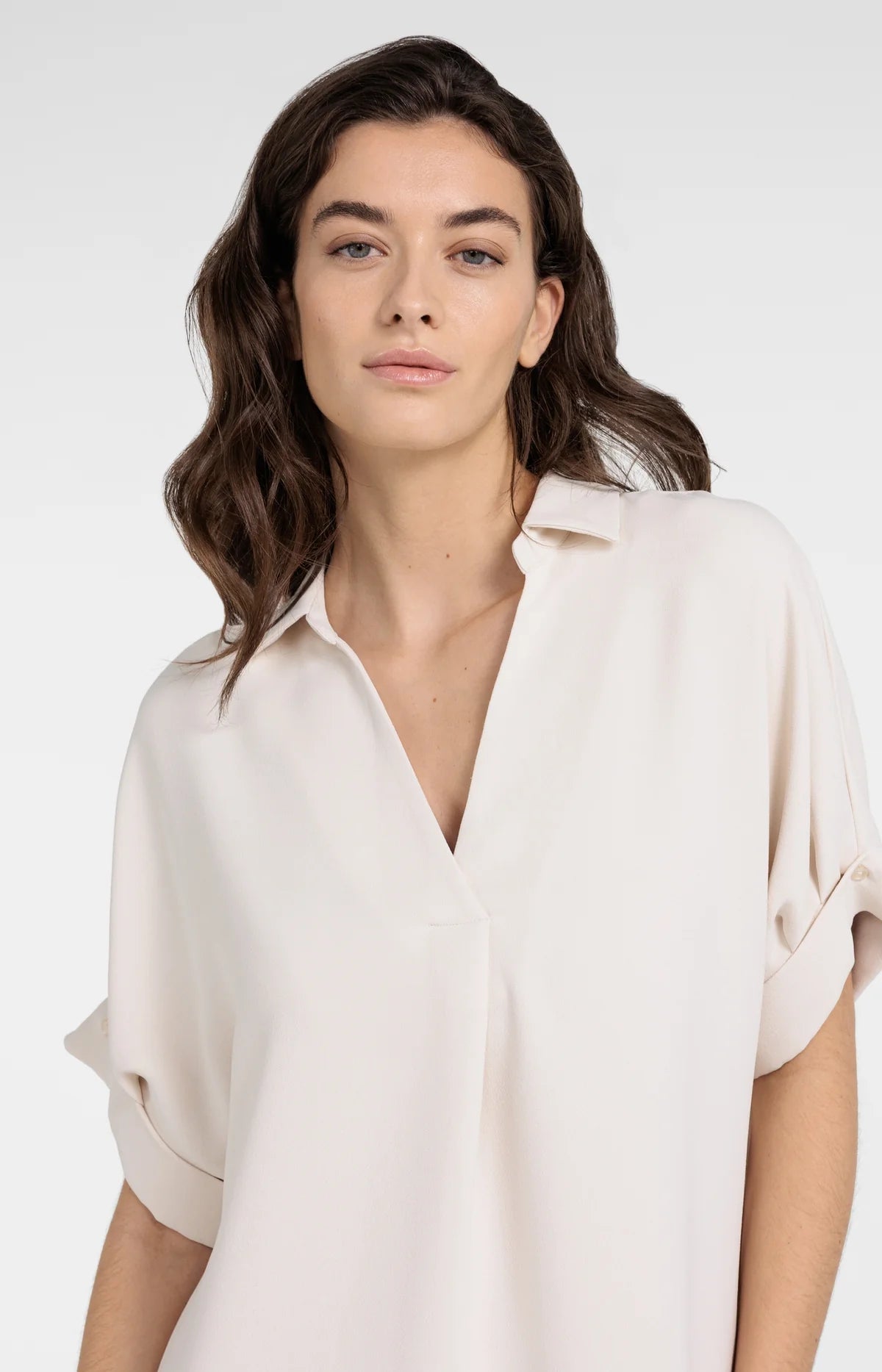 Robe à col en V avec manches plissées