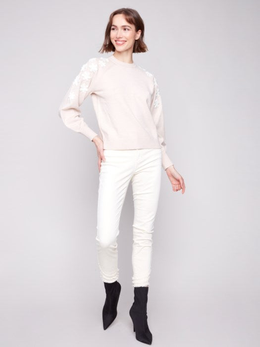 Pull ras du cou avec fleurs brodées