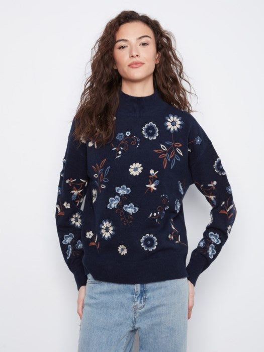 Pull brodé à col faux
