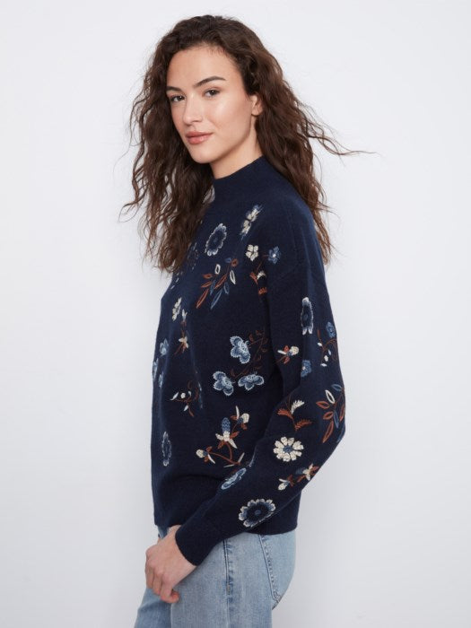 Pull brodé à col faux