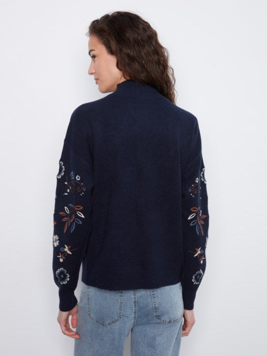 Pull brodé à col faux