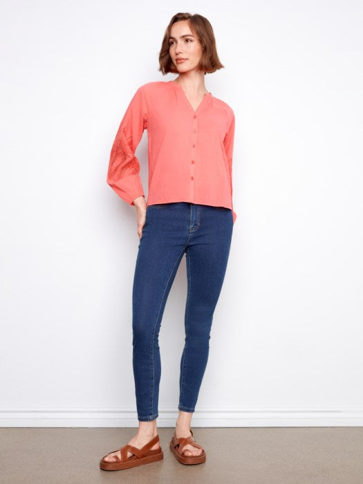 Blouse en coton à boutons sur le devant avec broderies CHARLIE B