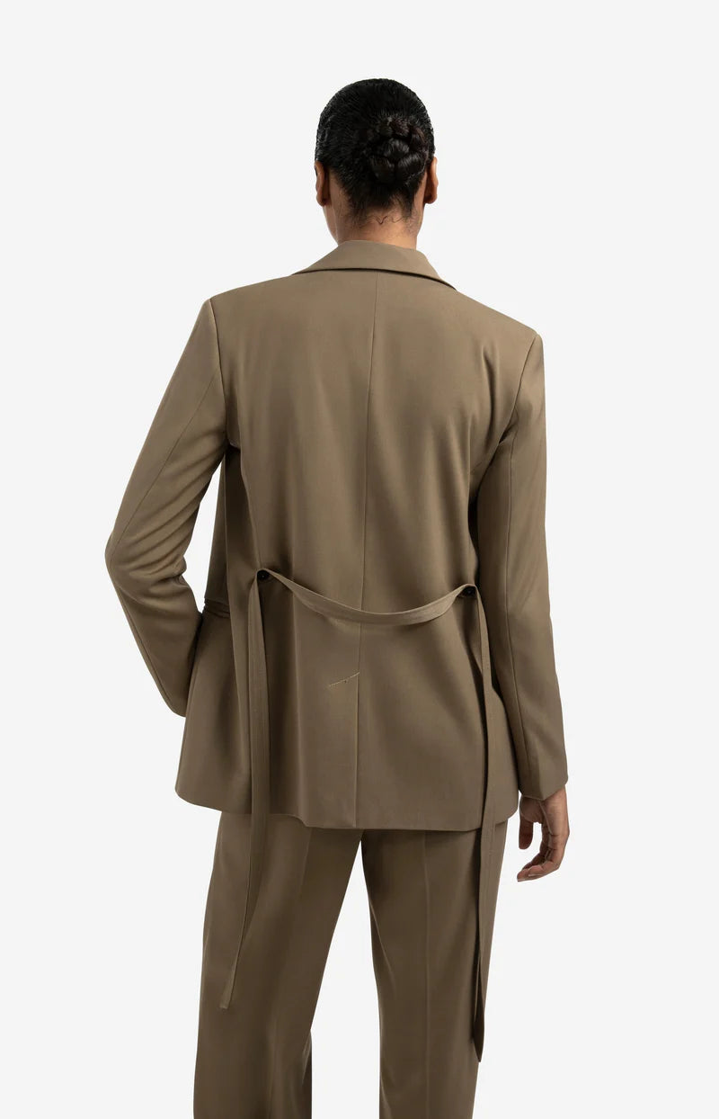 Blazer avec ceinture et fermeture à double boutonnage YAYA
