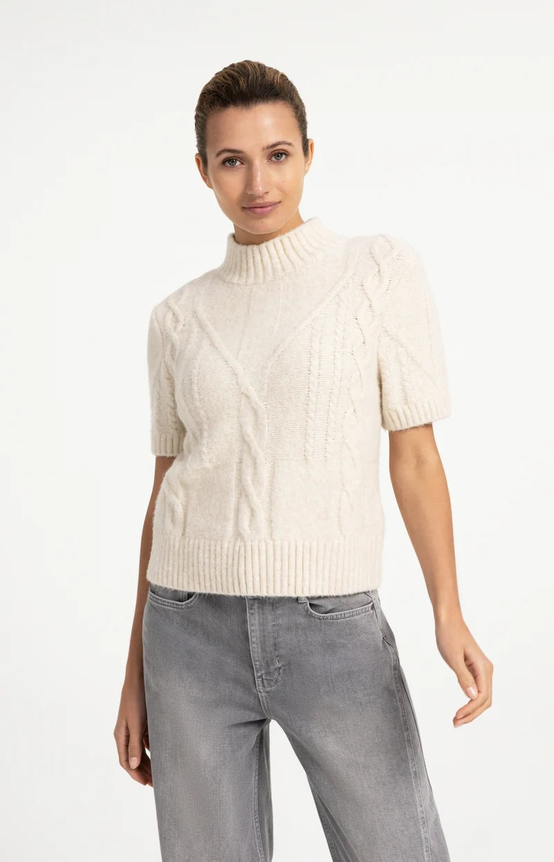 Pull en maille torsadée à manches courtes