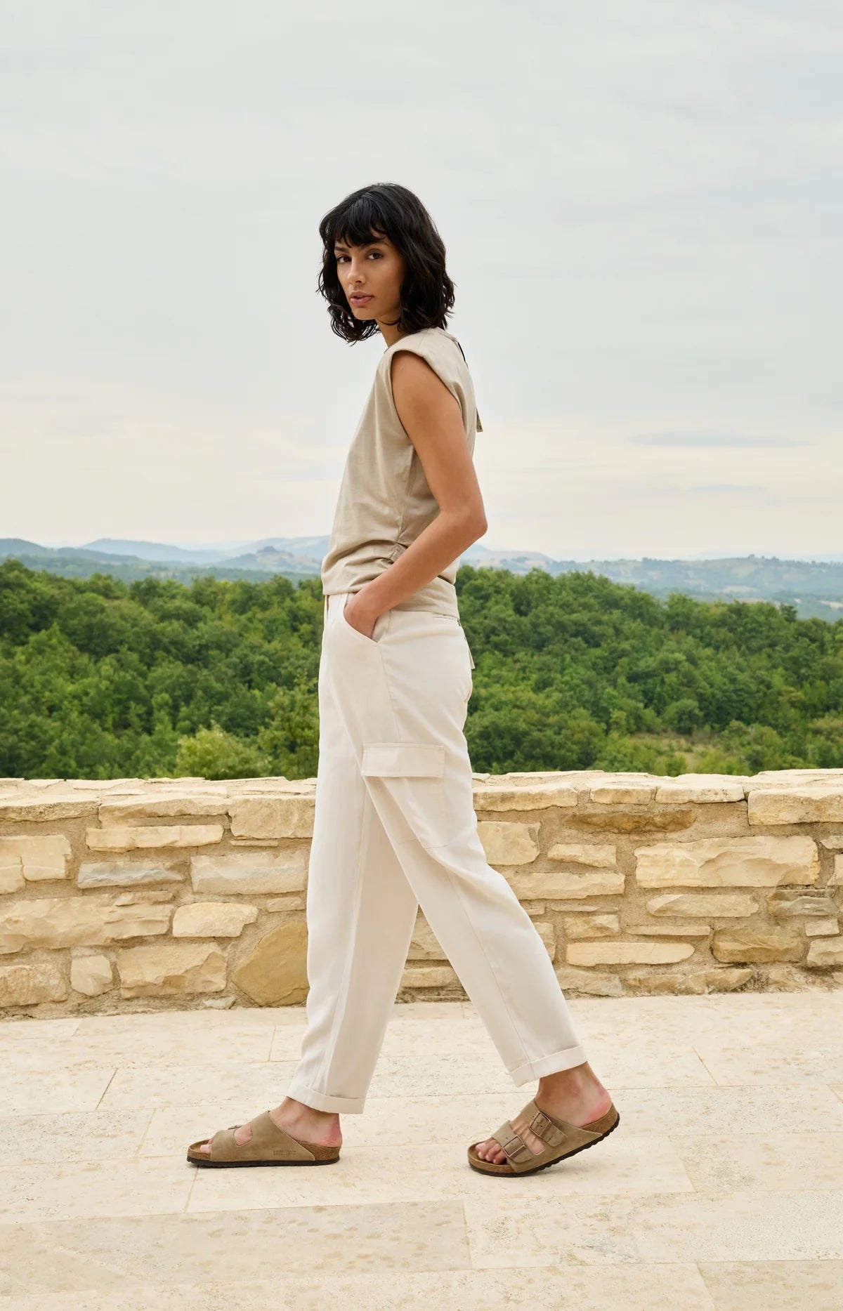 Pantalons cargo avec jambes droites et plis YAYA