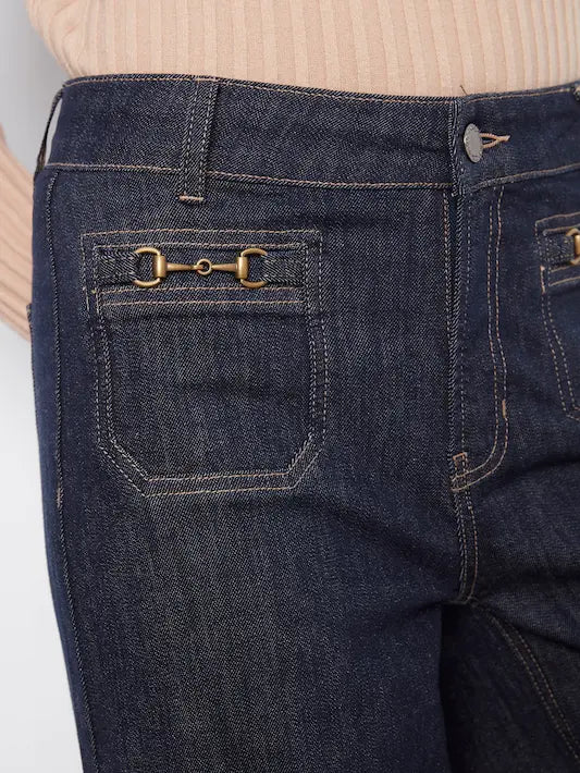 Jean à jambe large écourté avec poches plaquées et détail de mors