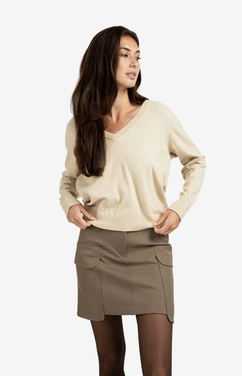 Pull avec double col V et boutons au dos en finition YAYA