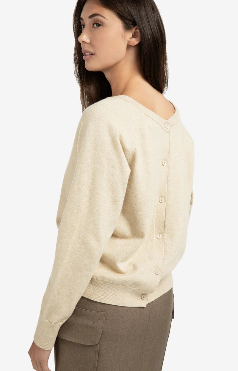 Pull avec double col V et boutons au dos en finition YAYA