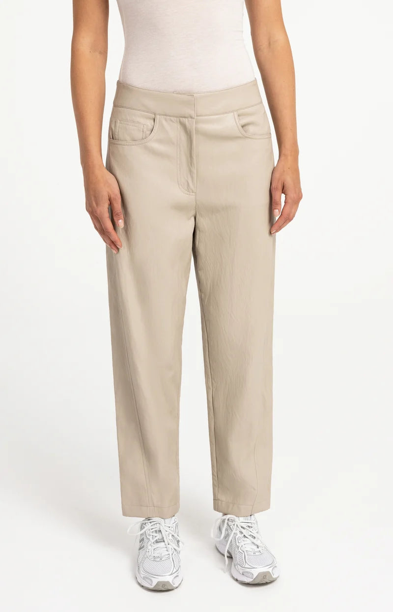 Pantalon coupe carotte en similicuir