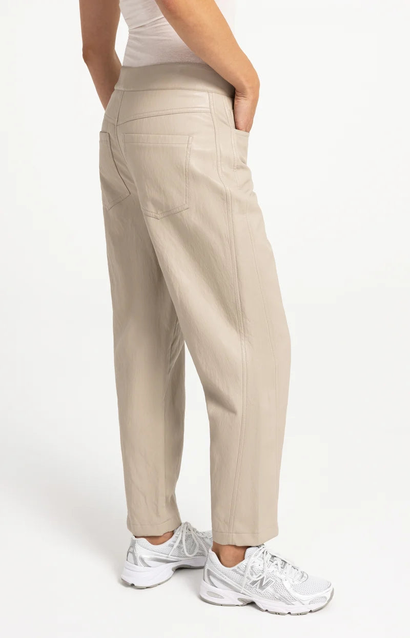 Pantalon coupe carotte en similicuir