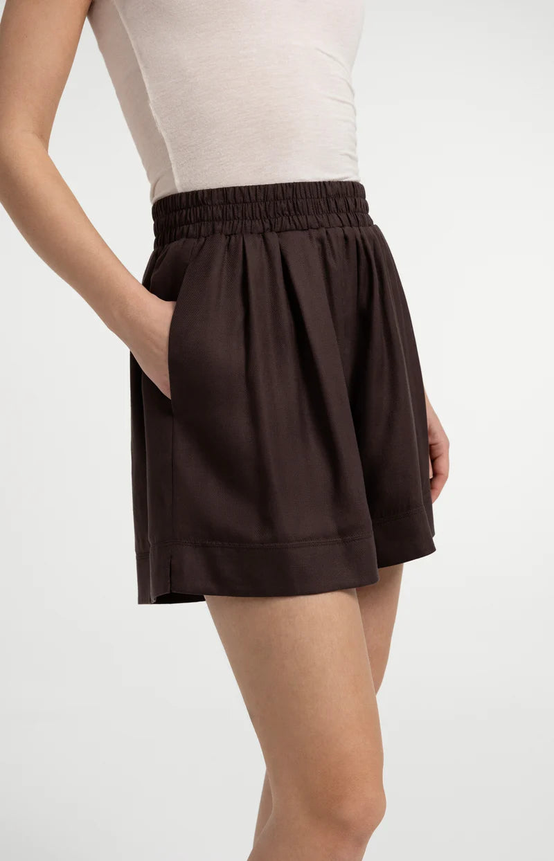Short taille haute avec ceinture élastique