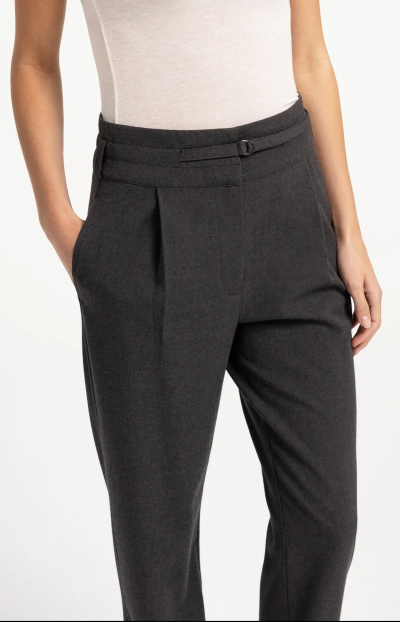 Pantalon taille haute avec ceinture décorative