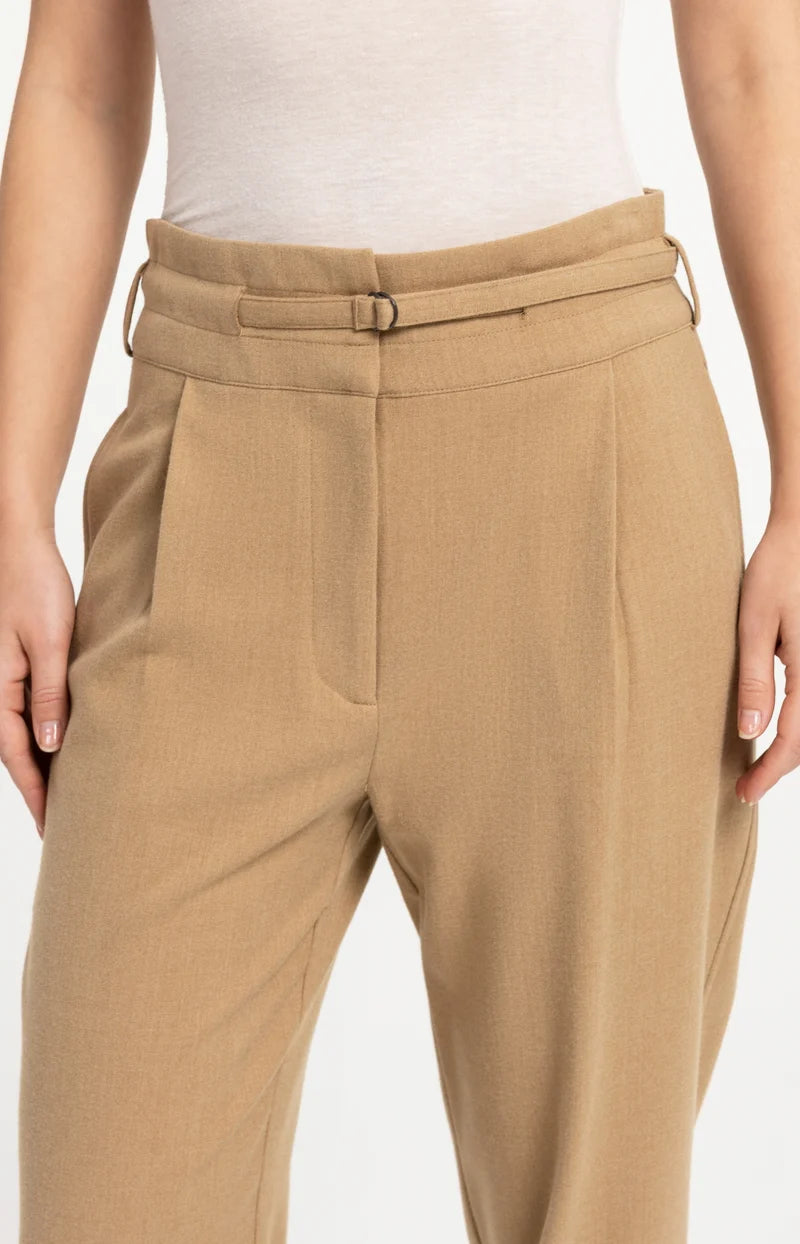 Pantalon taille haute avec ceinture décorative