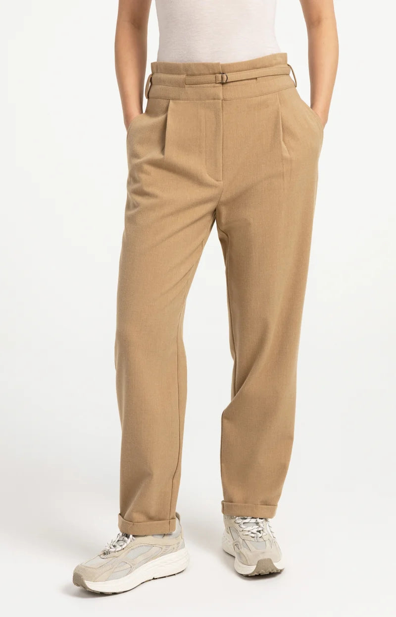 Pantalon taille haute avec ceinture décorative