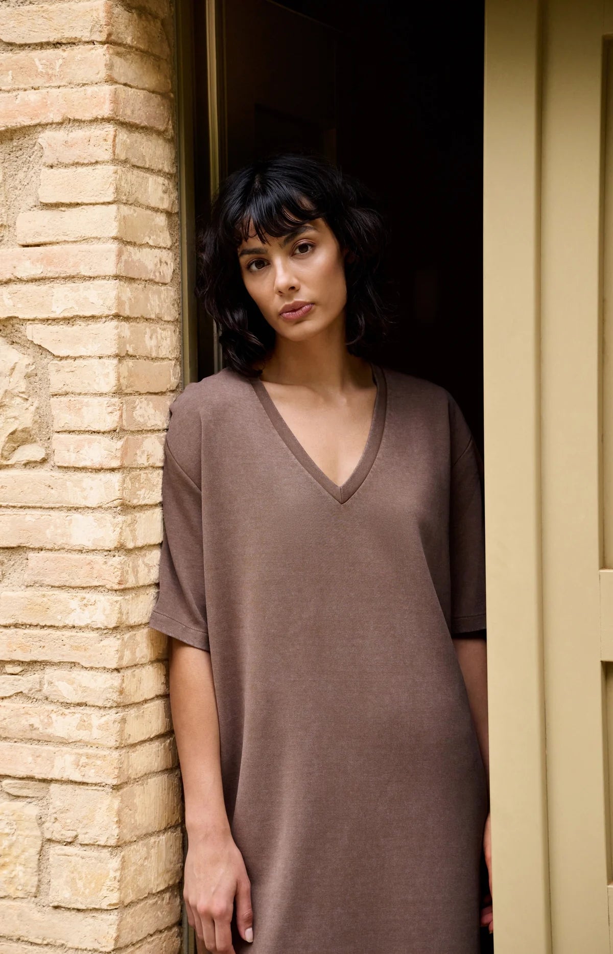 Robe jersey à col en V et ceinture à cravate