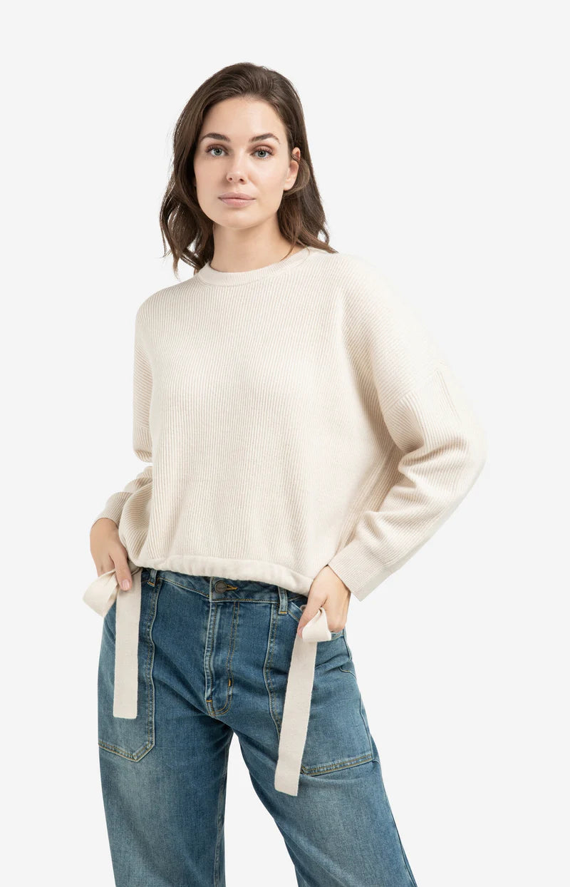 Pull en maille avec cordons aux hanches