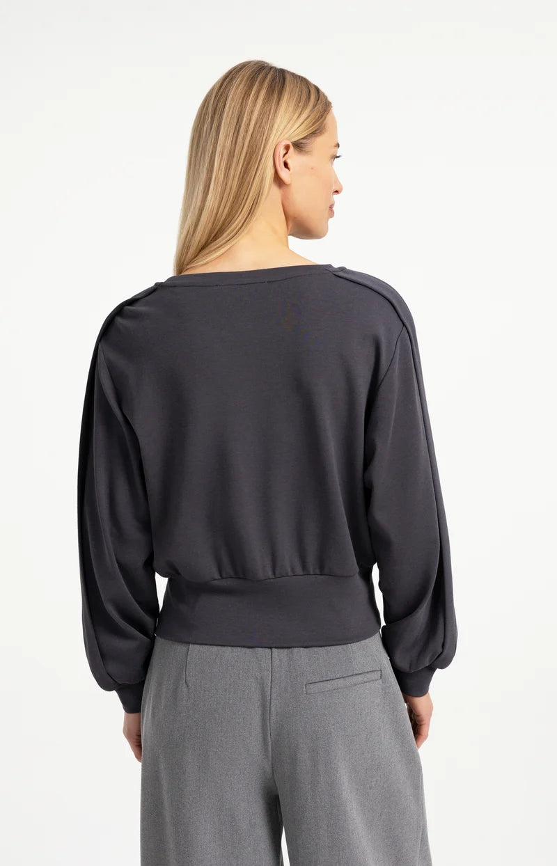 Pull léger avec ceinture et détails plissés