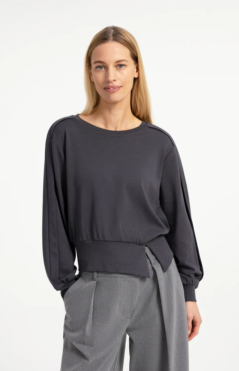 Pull léger avec ceinture et détails plissés