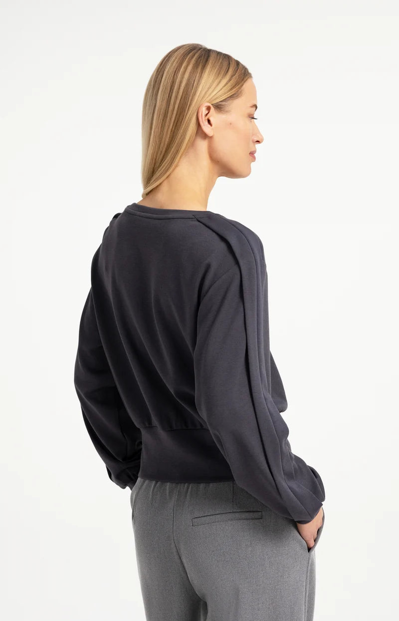Pull léger avec ceinture et détails plissés