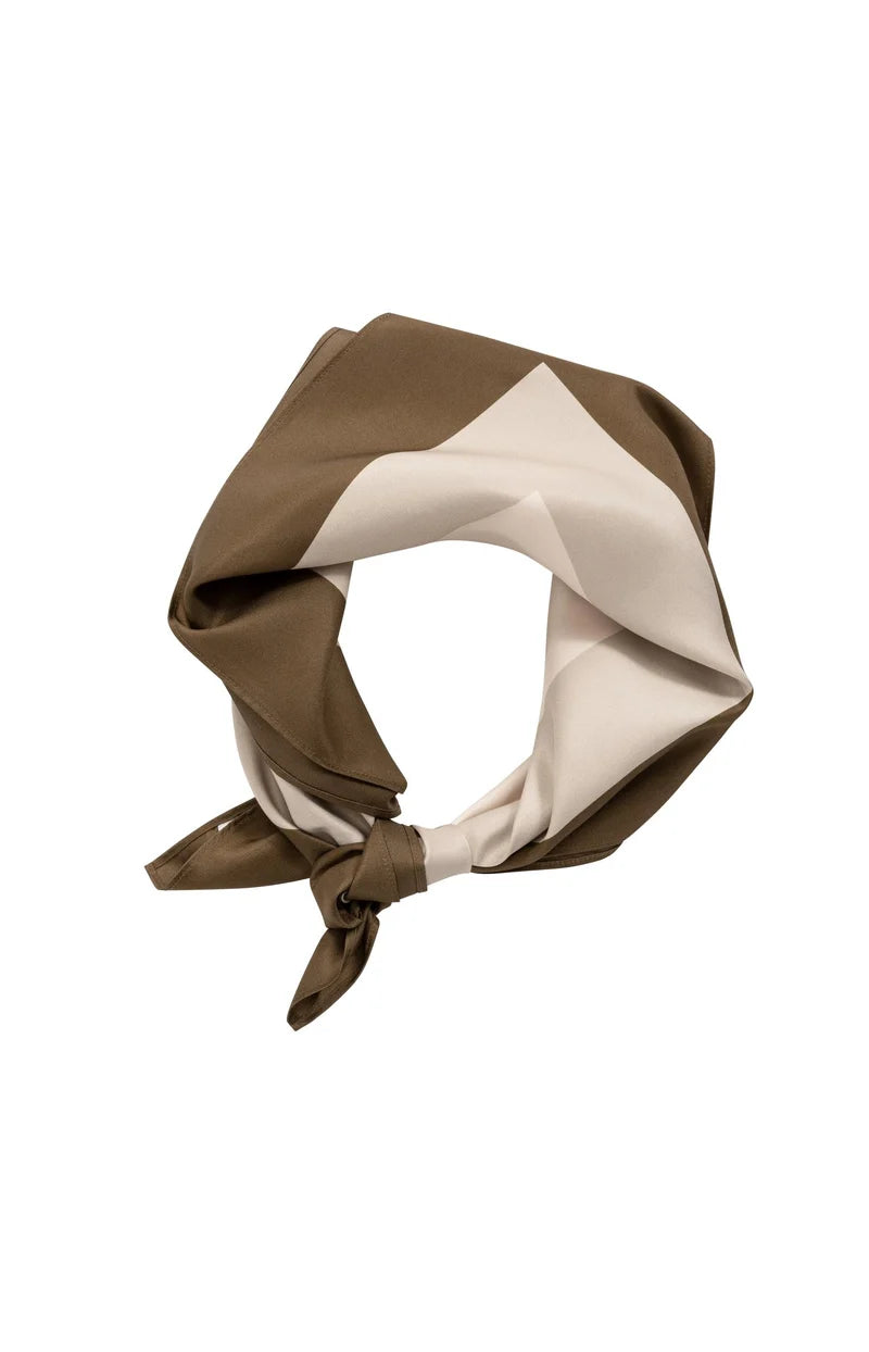 Foulard en satin avec motif imprimé sur les bords