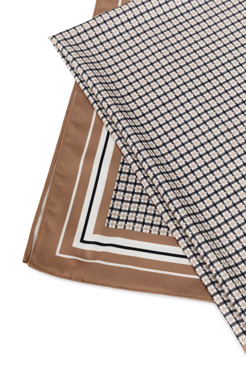 Foulard satiné à carreaux et bordures détaillées