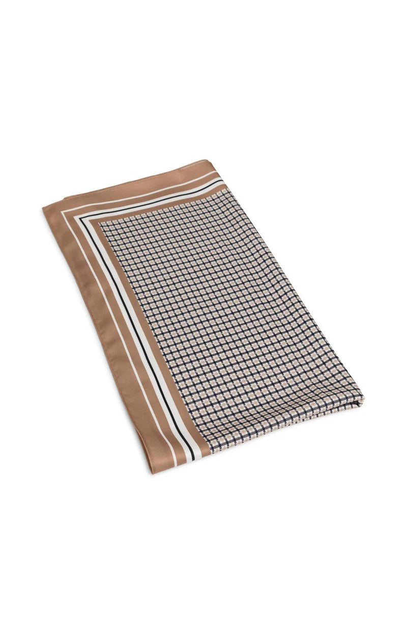 Foulard satiné à carreaux et bordures détaillées