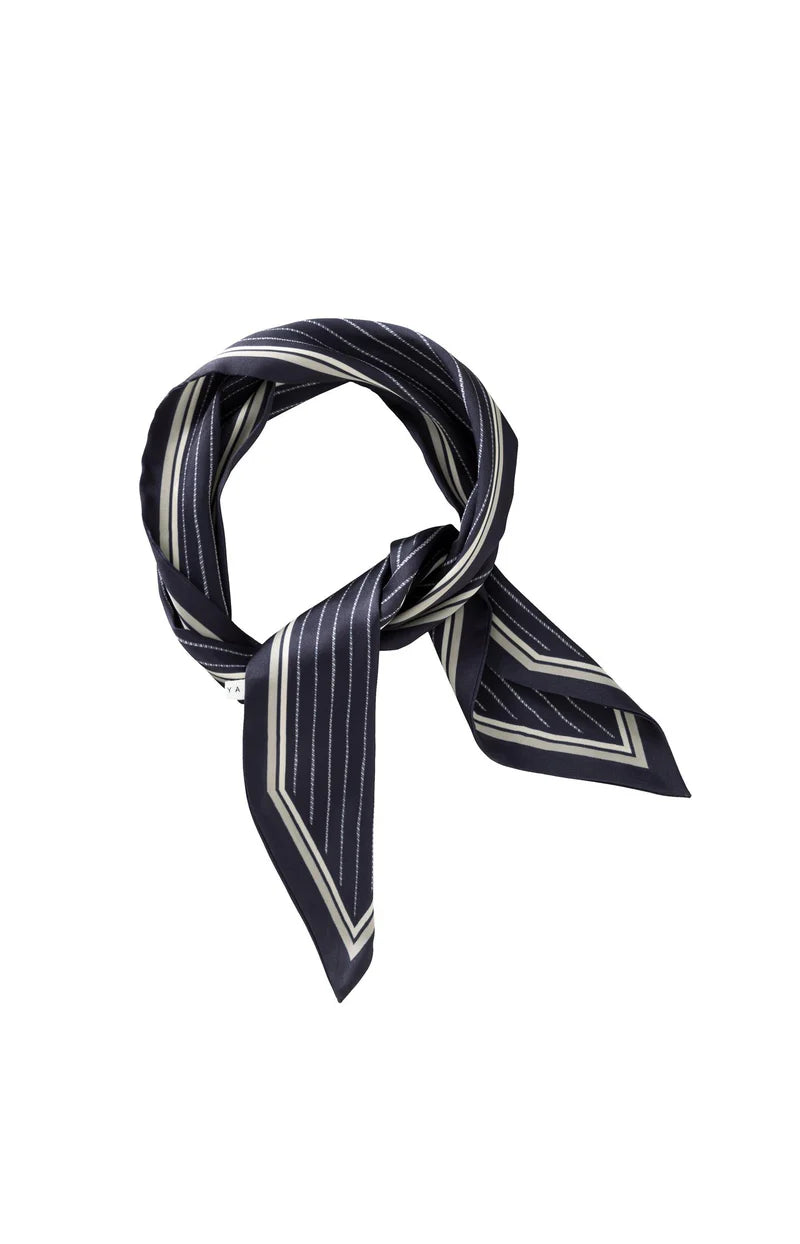 Foulard à fines rayures et effet brillant