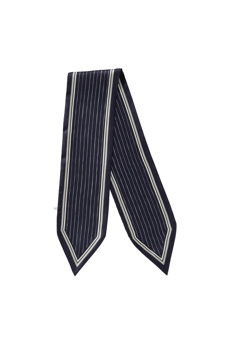 Foulard à fines rayures et effet brillant