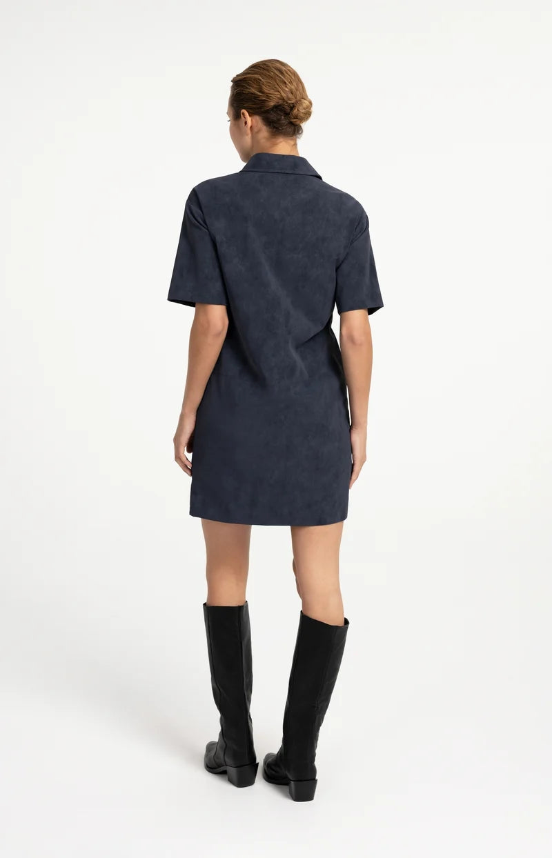 Robe en suédine à manches courtes