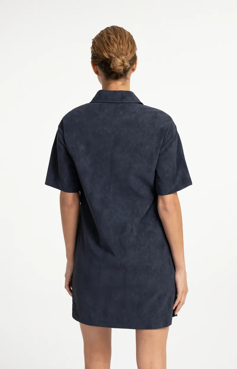 Robe en suédine à manches courtes