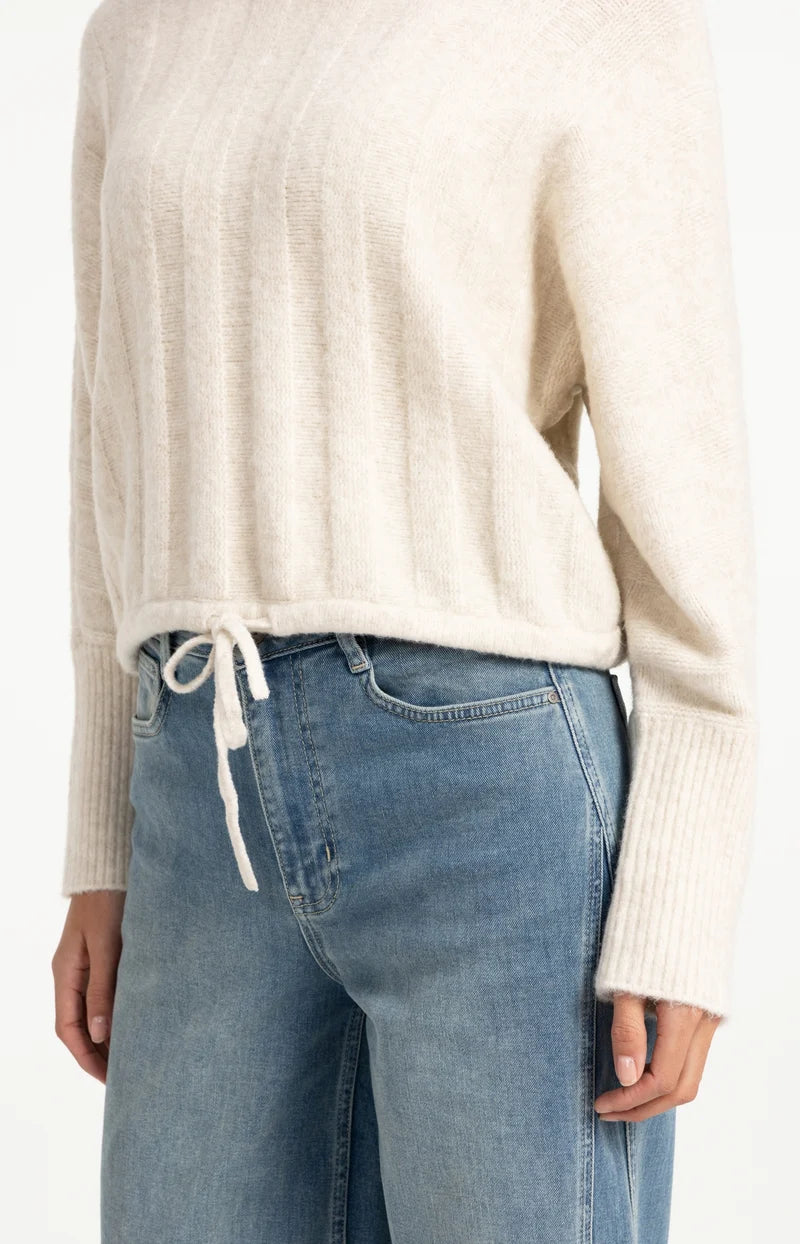 Pull avec manches chauve-souris et cordon de serrage
