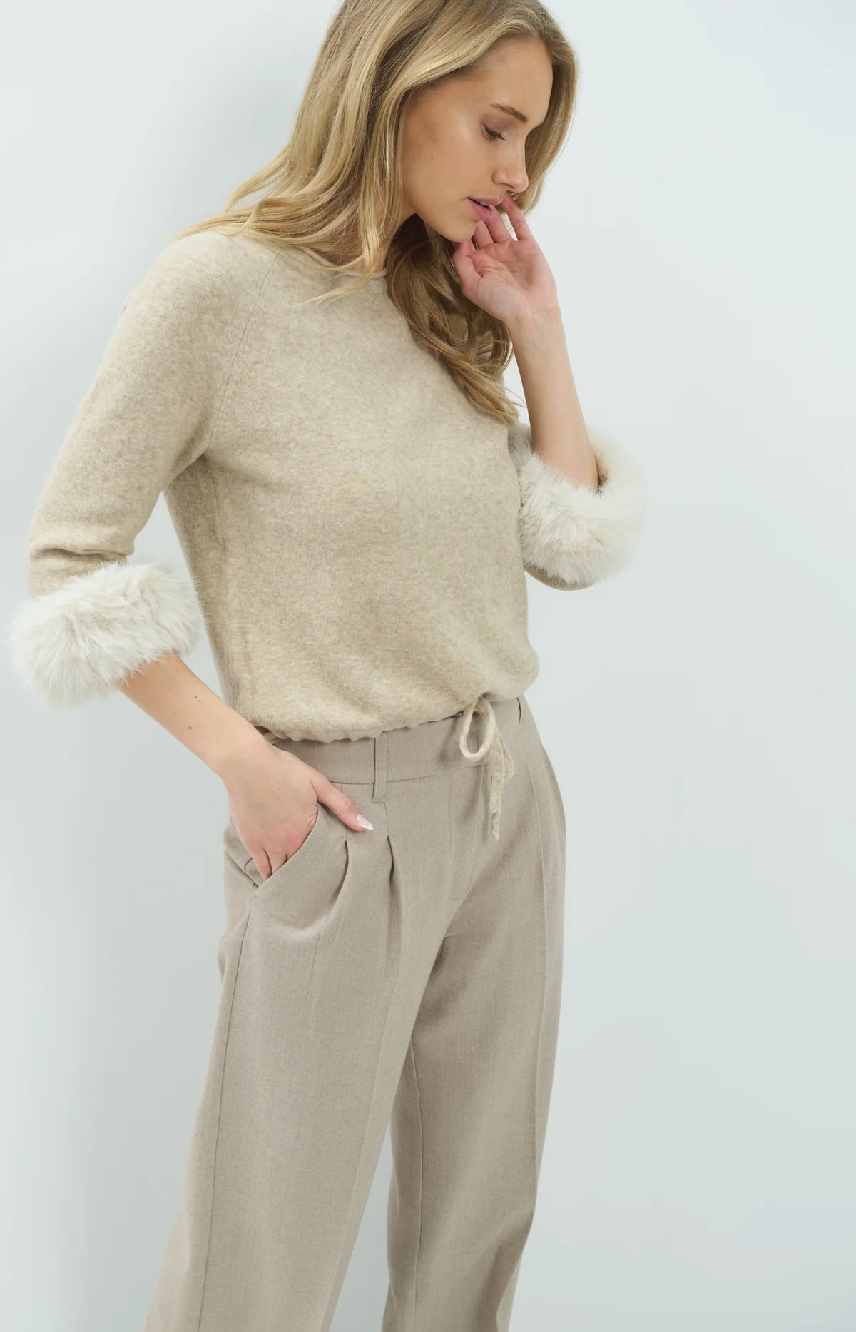 Pull à manchettes amovibles en fausse fourrure