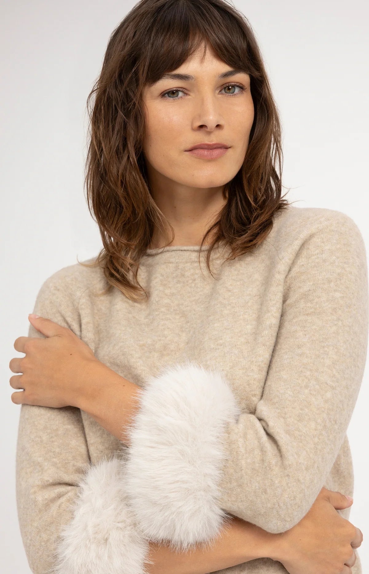 Pull à manchettes amovibles en fausse fourrure