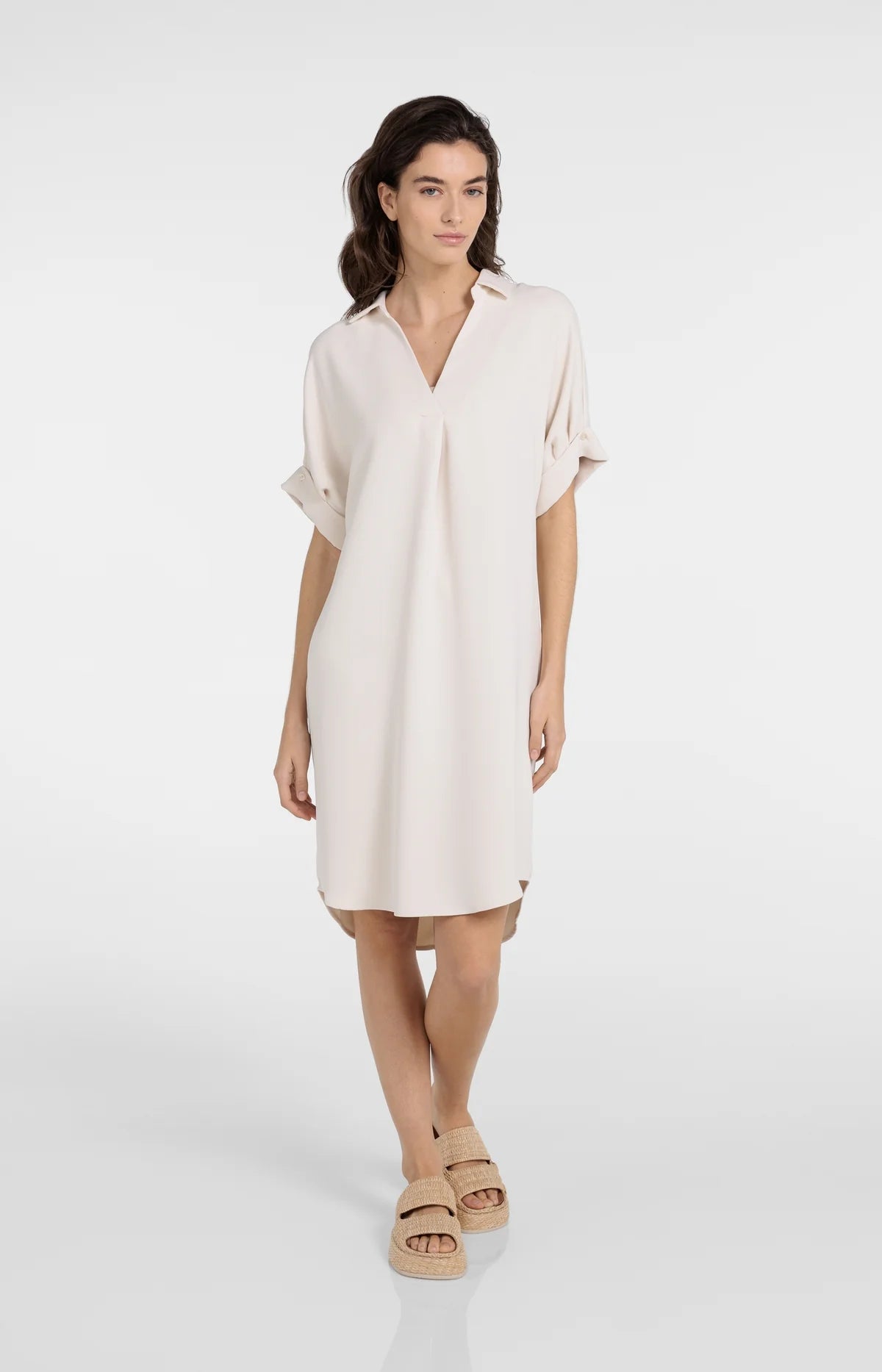 Robe à col en V avec manches plissées